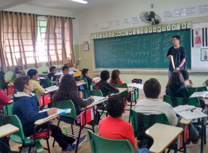 A Brazilian IYMC ambassador talks to students about mathematics